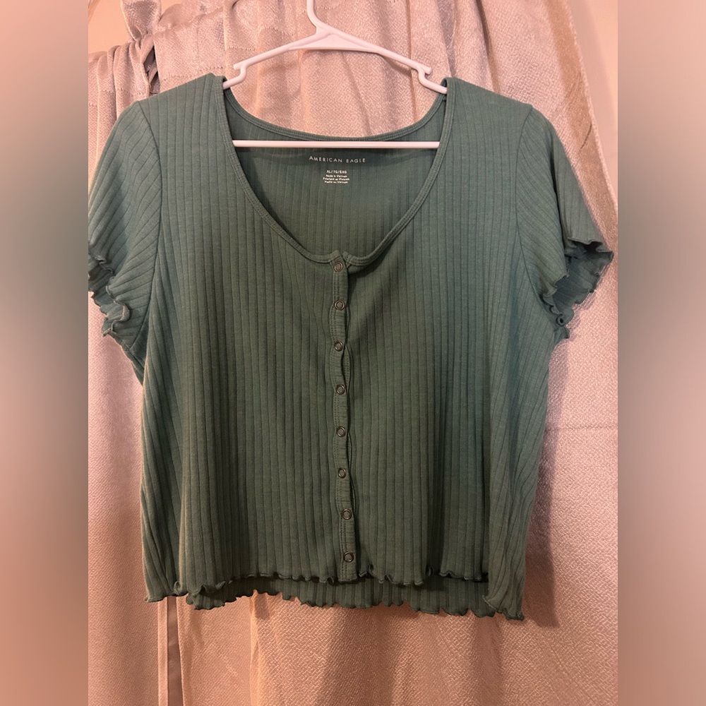 Cropped American Eagle shirt